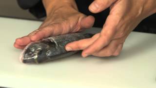 Lever les deux filets dun poisson plat  Trucs et Astuces culinaires  Auchan [upl. by Adekam913]