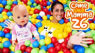 Video e giochi per bambini con Baby Born In piscina con le palline colorate Come una mamma [upl. by Airotciv171]