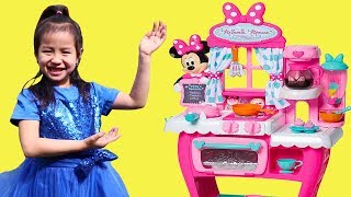 Jannie Pretend Play Cooking with Minnie Mouse Kitchen Toy amp Play Foods [upl. by Elletnahs795]