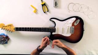 Snaar vervangen op een elektrische gitaar  Stratocaster model [upl. by Naarah]