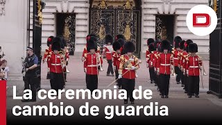 La ceremonia de cambio de guardia en el palacio de Buckingham [upl. by Rodmun127]