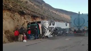 Ayacucho Varios pasajeros pierden la vida tras choque de bus [upl. by Wolfie677]