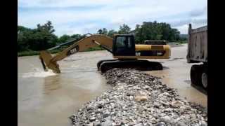 Excavadora Trabajando en Rio de banco de Grava [upl. by Lasyrc390]