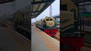 Commuter Line Bandung Raya memasuki Stasiun Cimekar shorts [upl. by Akirehs638]