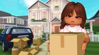 🏠MOVING to BLOXBURG for the FIRST TIME  Episode 1🍓 [upl. by Ticknor591]