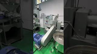 Cold press large model screw oil presser oilpressmachine cookingoil edibleoil oilmachine [upl. by Widera]