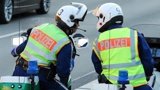 Polizeikonvoi mit Blaulicht und Motorradpolizisten am G7 Gipfel  KTM Duke 125 mittendrin [upl. by Nalra]