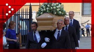 Milano i funerali del sociologo Francesco Alberoni larrivo del feretro a SantAmbrogio [upl. by Trip]