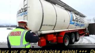 Lauterach Hängengebliebender LKW auf der Senderstraße [upl. by Ernald745]