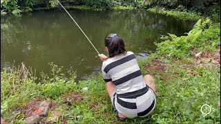 Mädchen Angeln mit Köder im Dorfteich [upl. by Lotsirb]