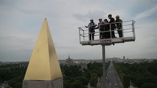 Paris lobélisque de la Concorde coiffé dune pointe en or  AFP [upl. by Aldon205]