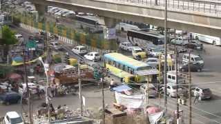 New Delhi busy intersection with cows Tuc Tuc Verkeer New Delhi met Tuc Tuc koeien ect [upl. by Attej641]