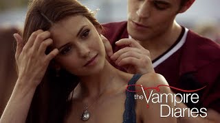 Diários De Um Vampiro 1x3 Stefan Da Um Colar A Elena Dublado HD [upl. by Wilbur]