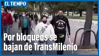 Por las protestas muchos usuarios del Transmilenio tuvieron que bajarse y caminar [upl. by Nylrahc]