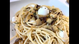 Pasta con sugo di melanzane e mozzarella in padella [upl. by Ihcehcu]