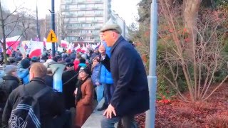 Roman Giertych SKACZCIE DO GÓRY tresura oporników z KOD demonstracja marsz KOD skacze śmieszne filmy [upl. by Lenrad]