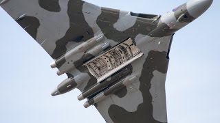 Avro Vulcans Final Show  RIAT  Near Inverted Roll  Red Arrow Flypast [upl. by Annav]