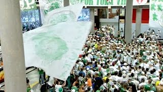 Globo Esporte  Torcida do Palmeiras lota Congonhas e faz a festa no embarque do líder 16112016 [upl. by Ody]