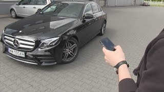 MercedesBenz Klasy E asystent parkowania Parktronic oraz Pilot zdalnego parkowania  1001cars [upl. by Nylemaj901]