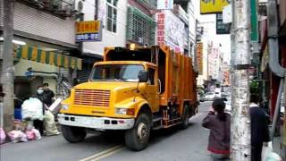 Müllwagen in Taiwan  Taiwanese Garbage Truck [upl. by Andree673]