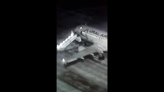 Cuidado con el escalón al subir al avión [upl. by Ahab]