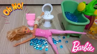 Barbie oyuncak videoları Barbienin banyoda ayağı kayıyor Barbie oyunları [upl. by Rehteh155]