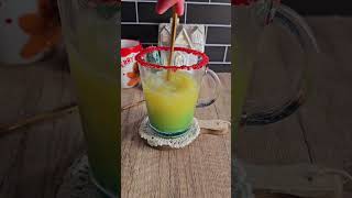 Cocktail Grinch sans alcool  Mocktail pour les fêtes au jus dananas et au blue curaçao cocktail [upl. by Dorweiler983]