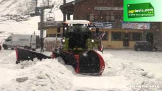 Claas et les Ets Villeton Isère sassocient pour faire du Xérion un outil de déneigement [upl. by Arykahs]