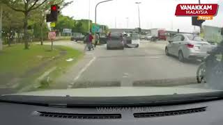 23072024 Company director robbed and attacked with axe in Shah Alam traffic light police probing [upl. by Perr]