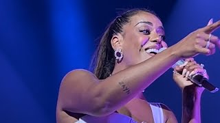 Le chant des colombes  Amel Bent Zénith de Paris [upl. by Jadda]