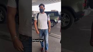 Ms Dhoni makes his way through the airport msdhoni bollywoodpage123 [upl. by Vic359]