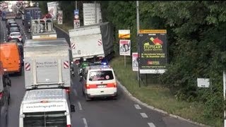 2x Krad Polizei  NEF JUH Stuttgart durch VerkehrLKWFahrer gibt alles um Platz zu machen [upl. by Nolrah]