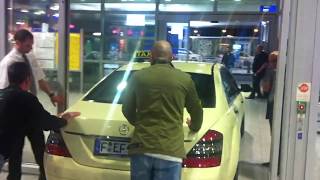 Whats going on  Mercedes S Klasse Taxi [upl. by Annaitat603]