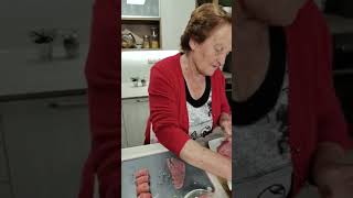 Nonna Carmela preparo le braciole messinesi Buonissimi spiedini di carne [upl. by Ithnan]