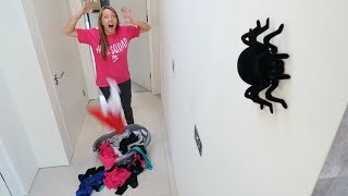 GIANT SPIDER PRANK ON MY MOM HALLOWEEN PRANKS [upl. by Yaresed]