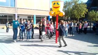 Petrus en Paulusschool quotHallo Wereld  Flashmob groep 8quot [upl. by Jola113]