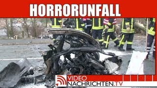 Nachrichten Horror Unfall  BMW mäht zwei massive Eichen um und zerbirst in zwei Teile [upl. by Kered]