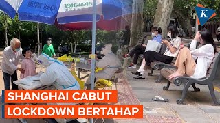 Shanghai Cabut Lockdown Transportasi Umum Kembali Beroperasi [upl. by Smitt956]