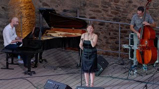 Lara Hoevenaar rinde homenaje a Nancy Wilson en el KM251 Ponferrada es Jazz [upl. by Dnalerb]