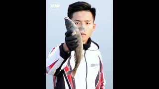 Fishing Gloves with Magnet Release Fisherman Catch Fish Gloves Cut amp Puncture Resistant [upl. by Shirley]