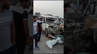 Road  accident me 4 ki moot hogai car driving kar te huwe accident short video [upl. by Yelrihs576]