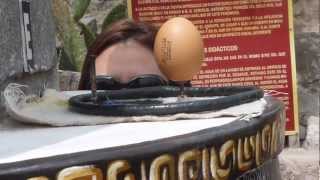 Balanceando un huevo en un clavo en la mitad del mundo en el Museo Intiñán Quito Ecuador [upl. by Zanas]