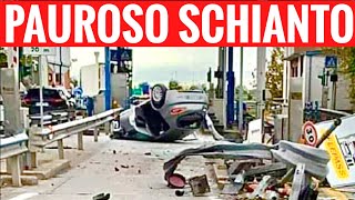 PAUROSO SCHIANTO AL CASELLO AUTOSTRADALE AUTO TOTALMENTE DISTRUTTA [upl. by Giacopo]