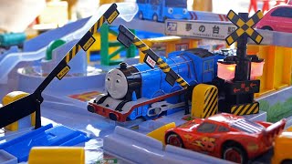 Thomas the Tank Engine ☆ Shining railroad crossing Tomica Town and switching Plarail course [upl. by Ssitruc]