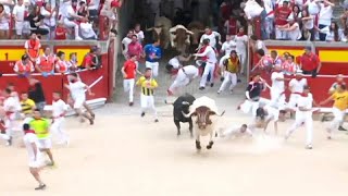 Stierhatz in Pamplona Bullen nehmen 5 Läufer auf die Hörner [upl. by Paulie]