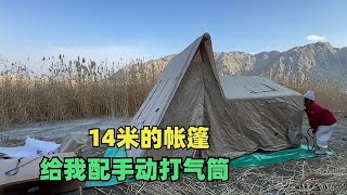 自媒体做不下去了，四川姑娘在新疆搭帐篷过年，给我配手动打气筒 [upl. by Namreg264]