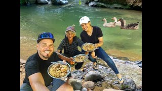 Cocinando con Maximo el Viejo de Bejucal en el rio en un campo de republica dominicana [upl. by Adnahsal]