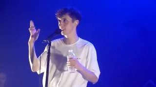 Troye Sivan parle français  Troye Sivan speaks French  La Cigale  26042016 [upl. by Selemas971]