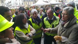 MontdeMarsan  Geneviève Darrieussecq au marché avec les gilets jaunes [upl. by Yessak]