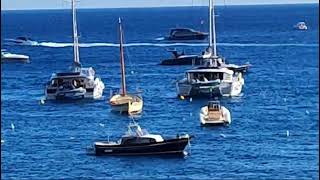 Il mare di Positano costellato di yacht di lusso [upl. by Nairot]